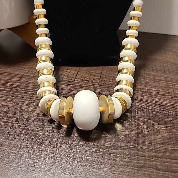 Unbranded White Beads w/Gold Tone Spacer Necklace Ladies Party Office Vintage - Picture 3 of 4